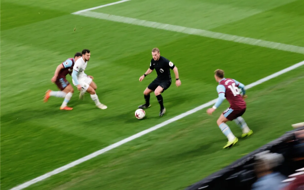 高位逼抢典型画面：边线夹击与中场二点保护的整体结构